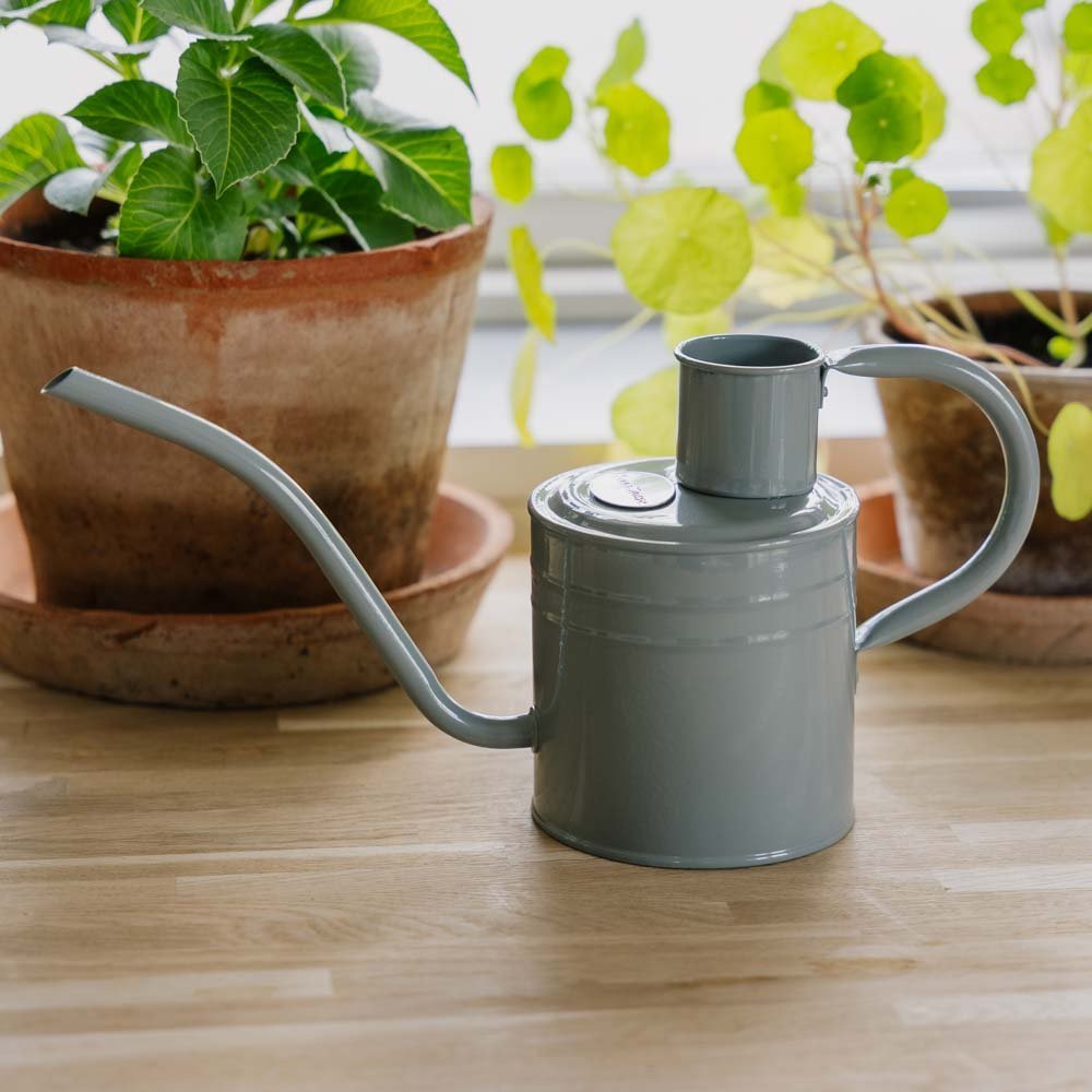 Innendørs metallvannkanne, 1 L, varm grå